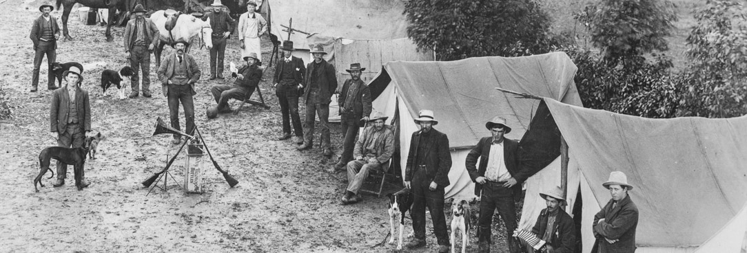 Soldier Settlers, VPRS 14517/P1 Unit 2 34 L533 A black and white image of soldier settlers amidst tents on farming land
