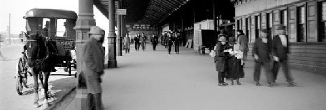 External Flinders Street Station, Horse and Cab, Swanston Street VPRS 12800 P3 ADV/0075 Black and white photo of Flinders st Station with Horse and Cab